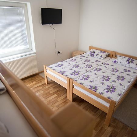 Hostel Larisa บันยาลูกา ภายนอก รูปภาพ