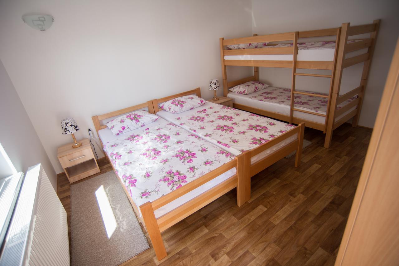 Hostel Larisa บันยาลูกา ภายนอก รูปภาพ