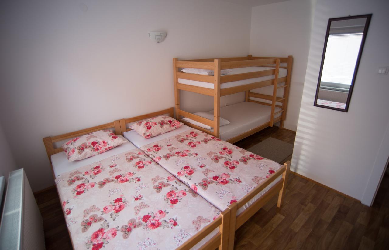 Hostel Larisa บันยาลูกา ภายนอก รูปภาพ