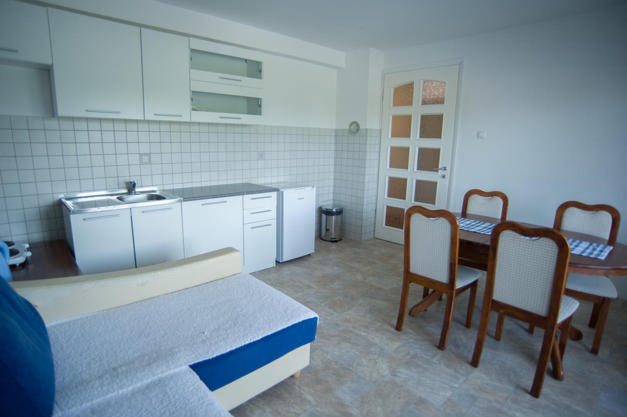 Hostel Larisa บันยาลูกา ภายนอก รูปภาพ