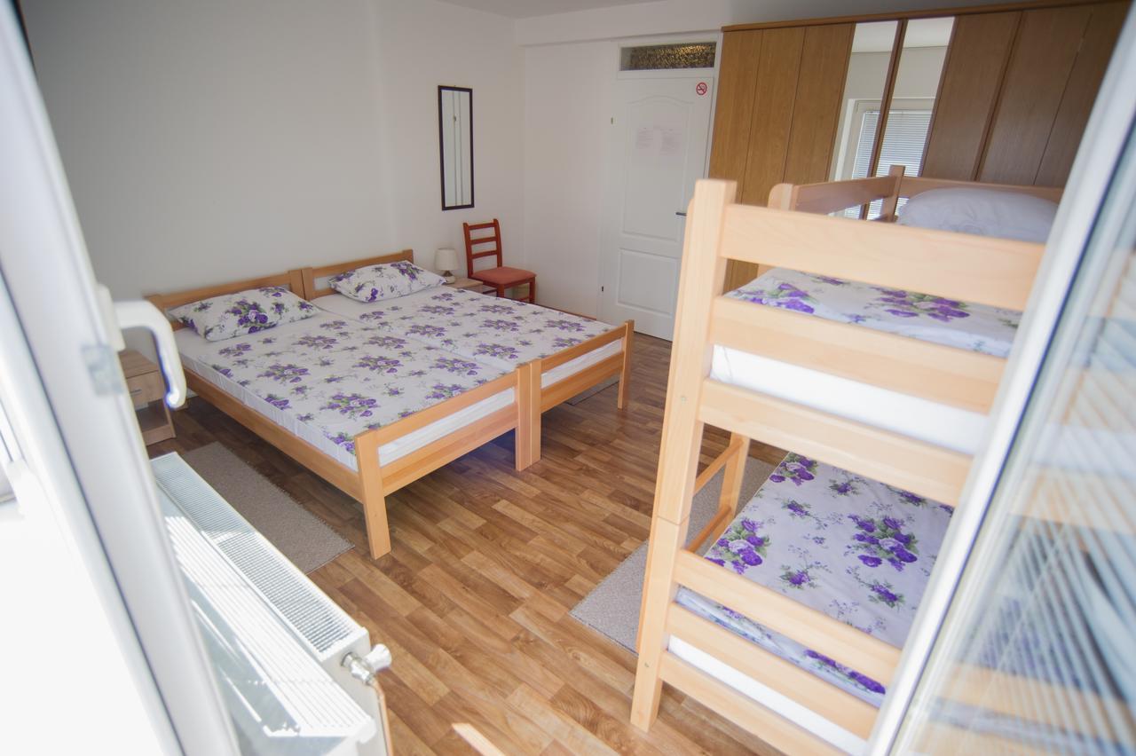 Hostel Larisa บันยาลูกา ภายนอก รูปภาพ
