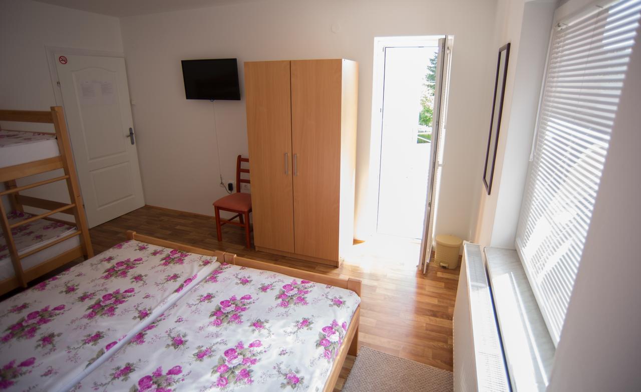 Hostel Larisa บันยาลูกา ภายนอก รูปภาพ