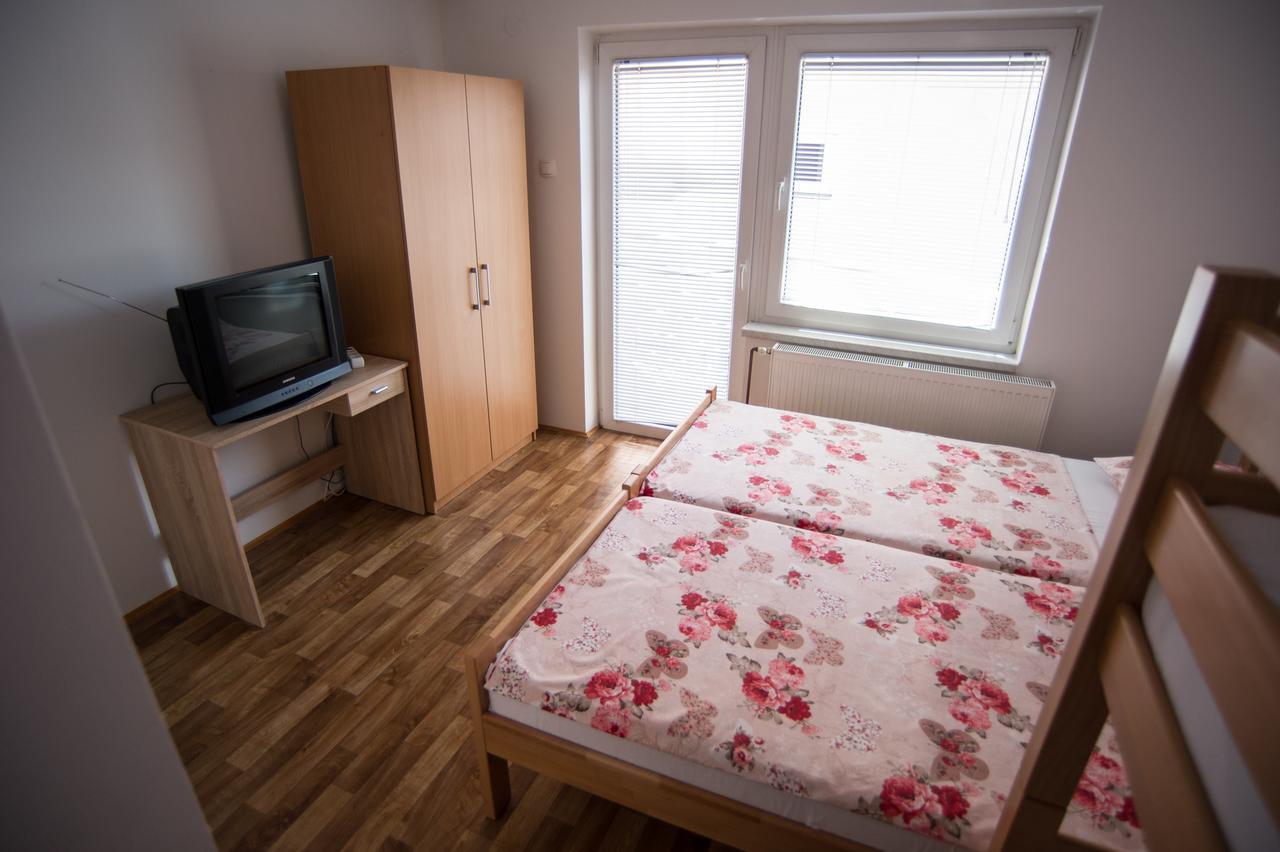 Hostel Larisa บันยาลูกา ภายนอก รูปภาพ