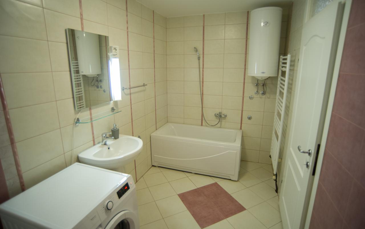 Hostel Larisa บันยาลูกา ภายนอก รูปภาพ
