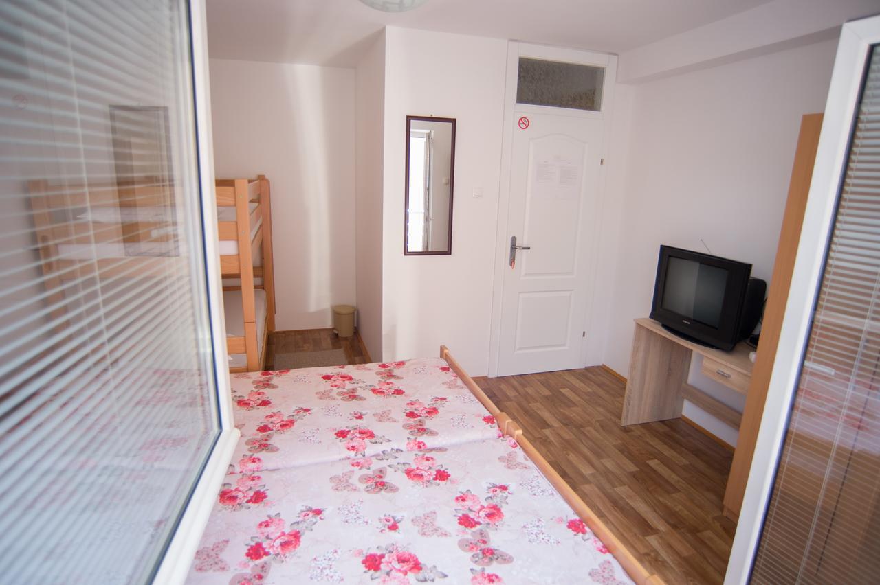 Hostel Larisa บันยาลูกา ภายนอก รูปภาพ