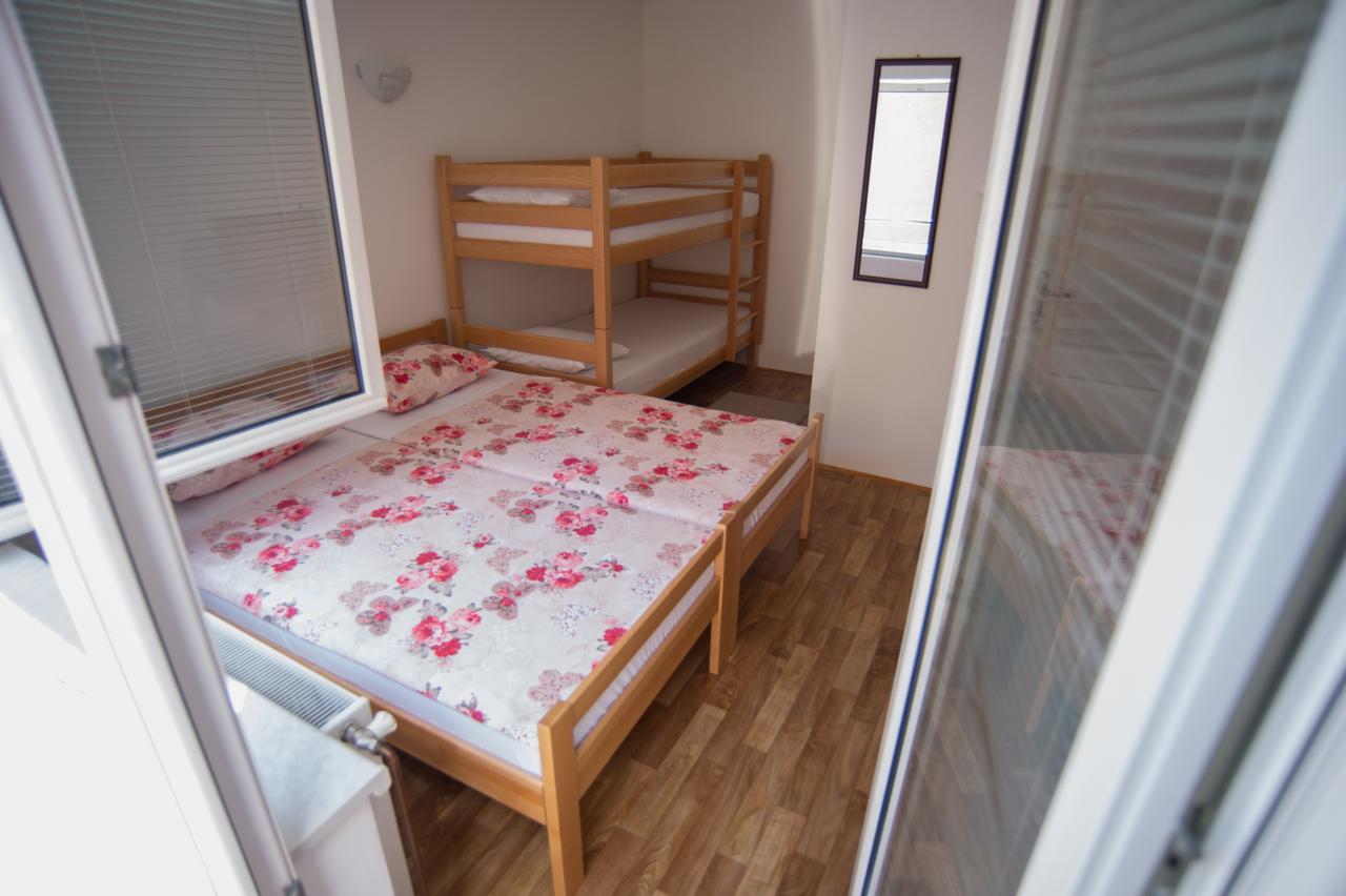 Hostel Larisa บันยาลูกา ภายนอก รูปภาพ